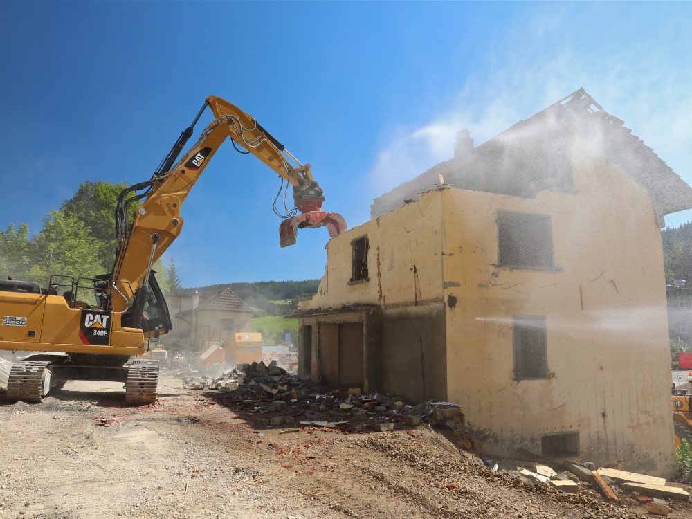 Déconstruction des bâtiments le long de la rue de France